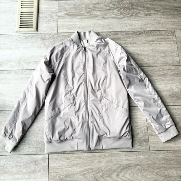 Lululemon Trace Back Bomber in Dark Chrome - Picture 7 of 16